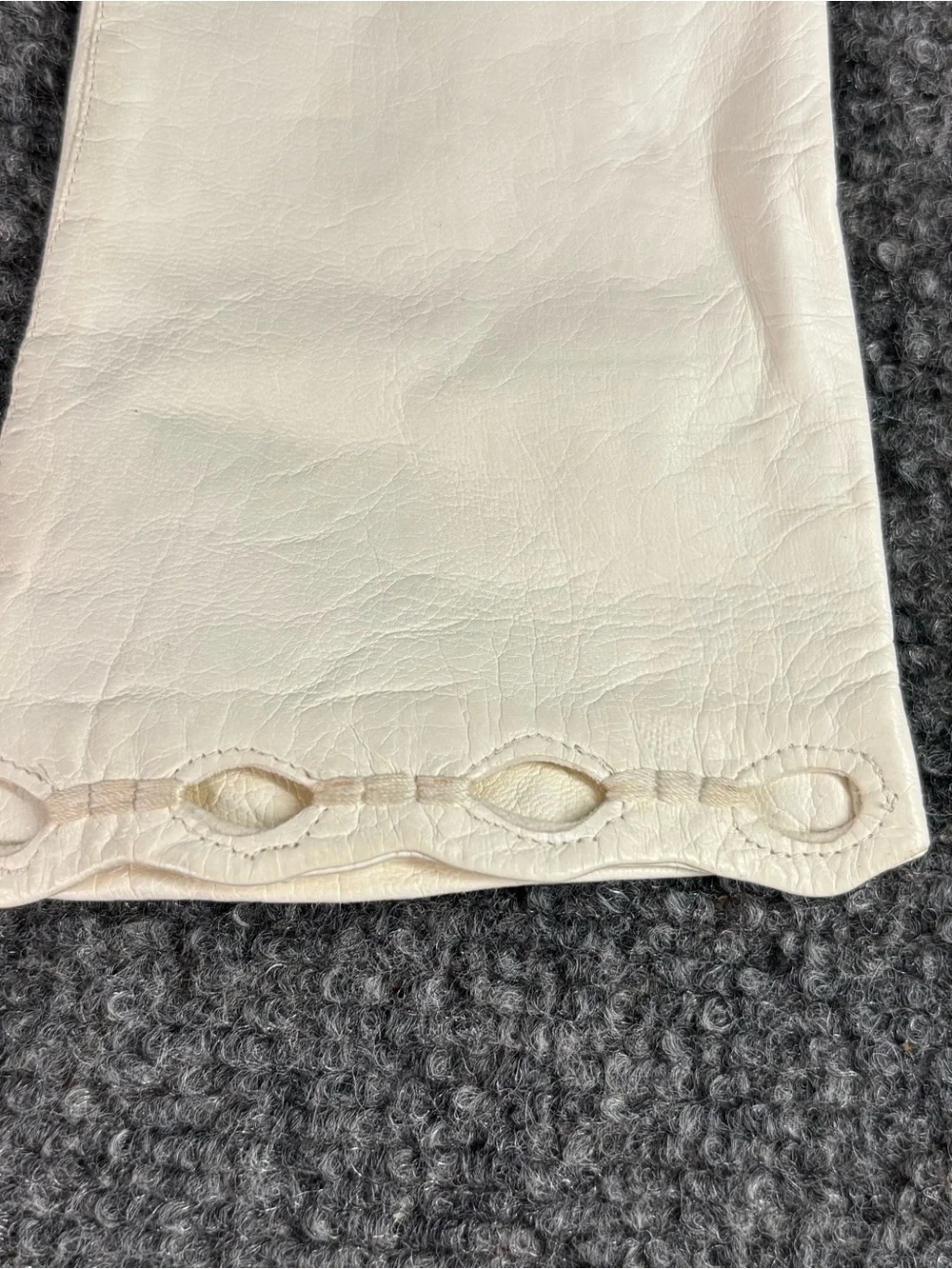 White Leather Gloves with Scalloped Cuff